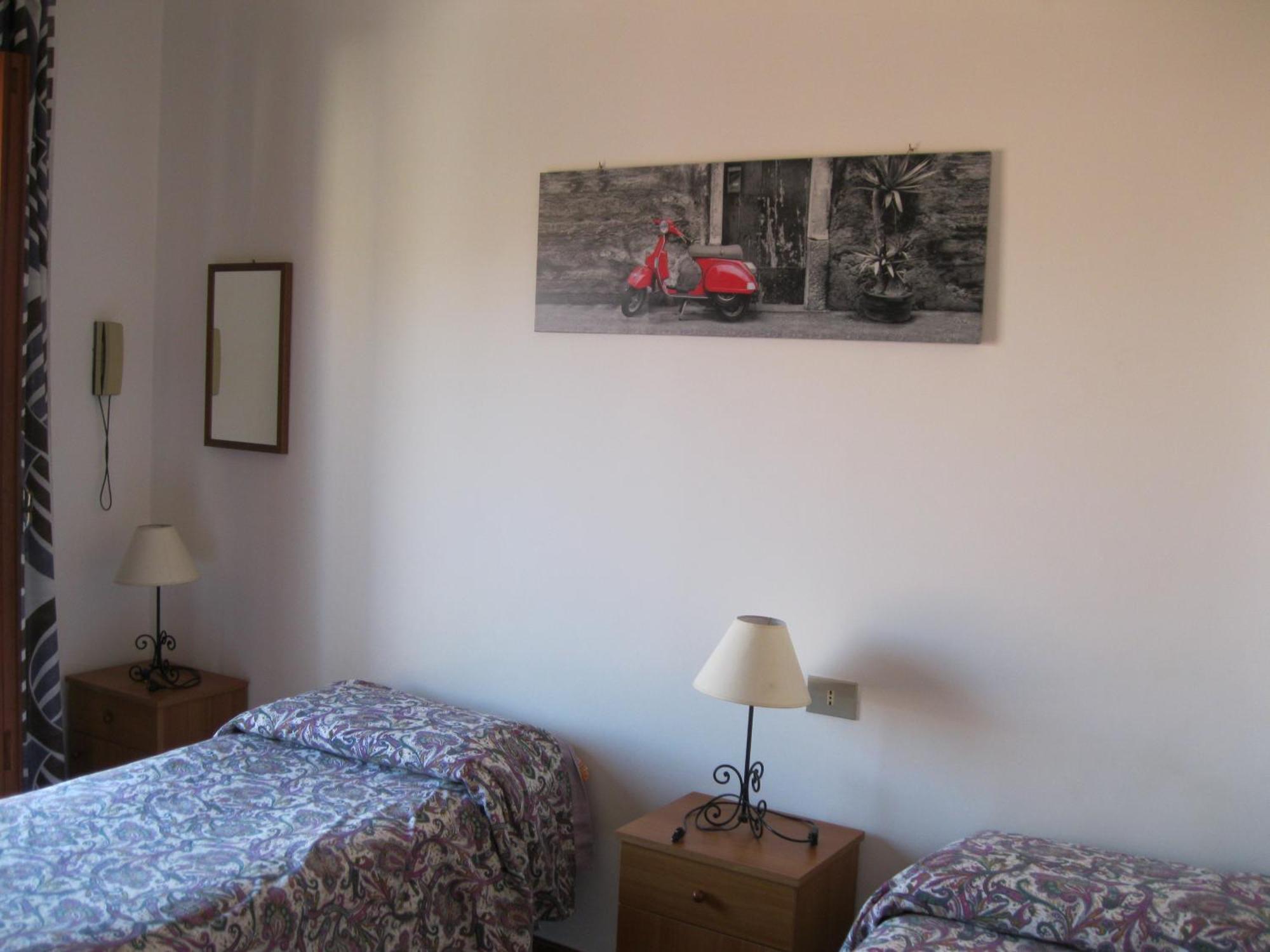 Hotel California ميلاتسو الغرفة الصورة
